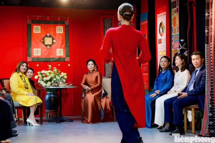 Hai Phu nhân thưởng trà và xem biểu diễn áo dài. Ảnh: Minh Châu