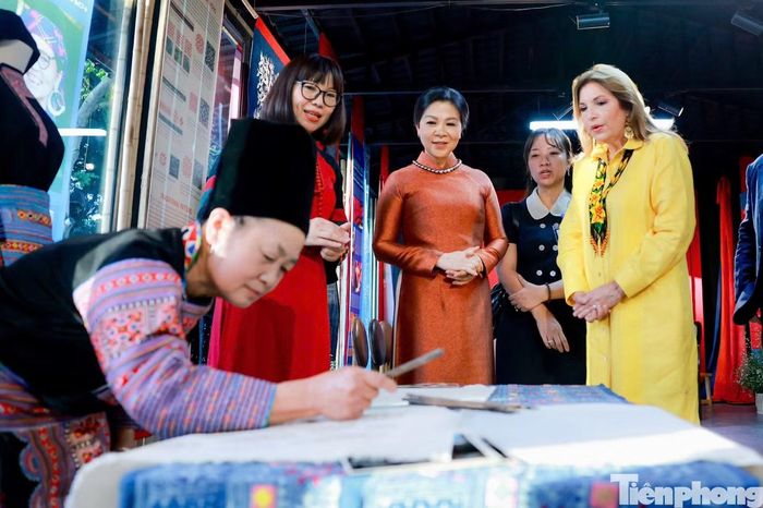  Hai Phu nhân xem cách tạo nên những tấm vải thủ công của đồng bào dân tộc thiểu số. ﻿Ảnh: Minh Châu 