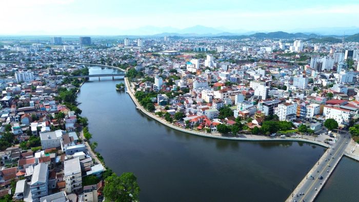 Khu đất nằm tại vị trí có kết nối giao thông thuận lợi khi tiếp giáp hai trục đường lớn Võ Nguyên Giáp và Tố Hữu, đồng thời phía Đông Bắc giáp sông Như Ý.