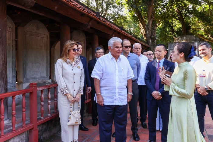  Tổng thống Panama José Raúl Mulino và Phu nhân tham quan vườn bia Tiến sĩ, nghe giới thiệu về 82 bia Tiến sĩ - Di sản tư liệu thế giới. 