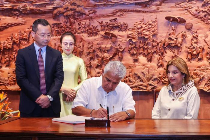 Tổng thống José Raúl Mulino cùng Phu nhân ghi sổ lưu niệm tại Văn Miếu - Quốc Tử Giám.