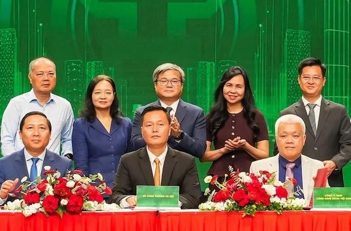 Lễ ký kết biên bản ghi nhớ hợp tác triển khai Chương trình “Gian hàng số - nâng tầm thương nhân Thủ đô”.