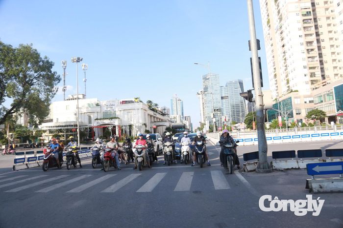 Việc dừng đỗ xe trên đường cần tuân thủ nghiêm quy định. (Ảnh minh hoạ: Dương Dũng).
