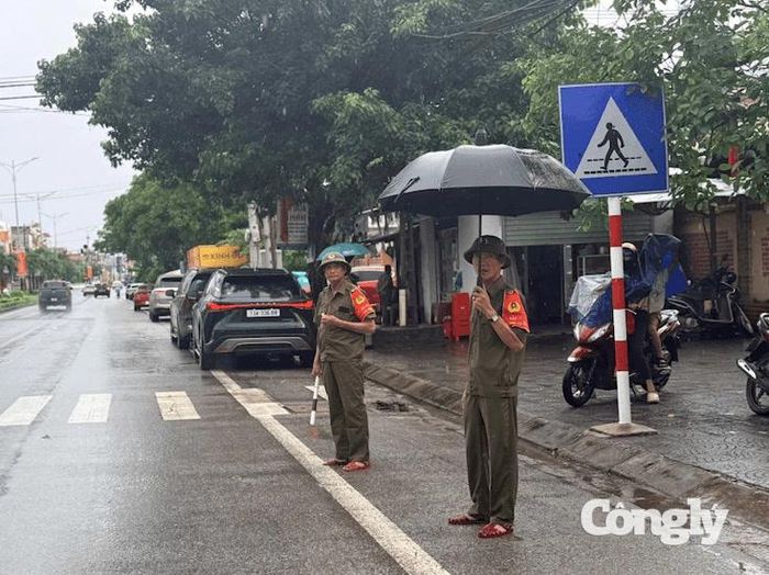 Lực lượng chức năng bảo đảm trật tự tại cổng trường.
