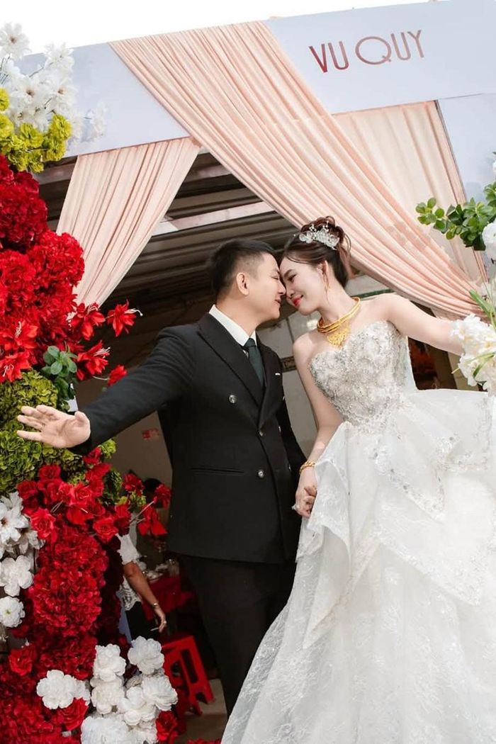 Hoài Lâm và Ngọc Trinh trong ngày vui.