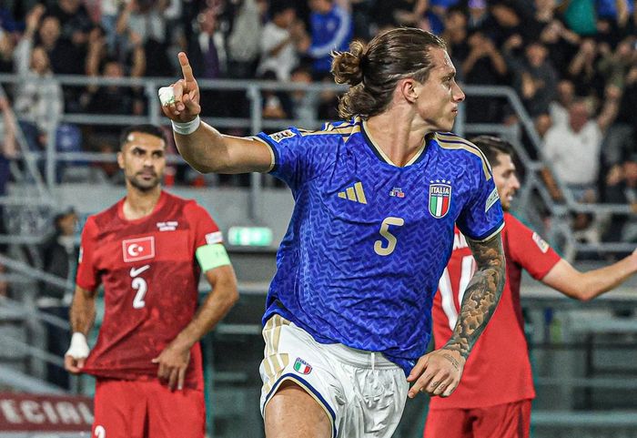 Hậu vệ Arsenal giúp Italia tái lập thế dẫn bàn