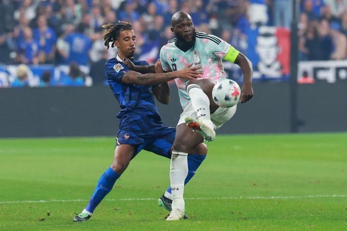 Pha tranh chấp giữa Lukaku và Yoro