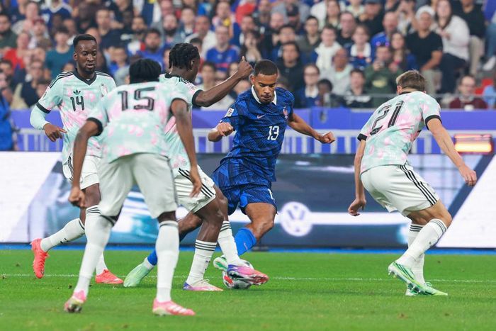 Diouf có cơ hội đá chính cho Les Bleus
