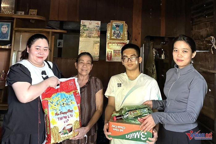 Chị My tặng quà cho bà con khó khăn. Ảnh: NVCC