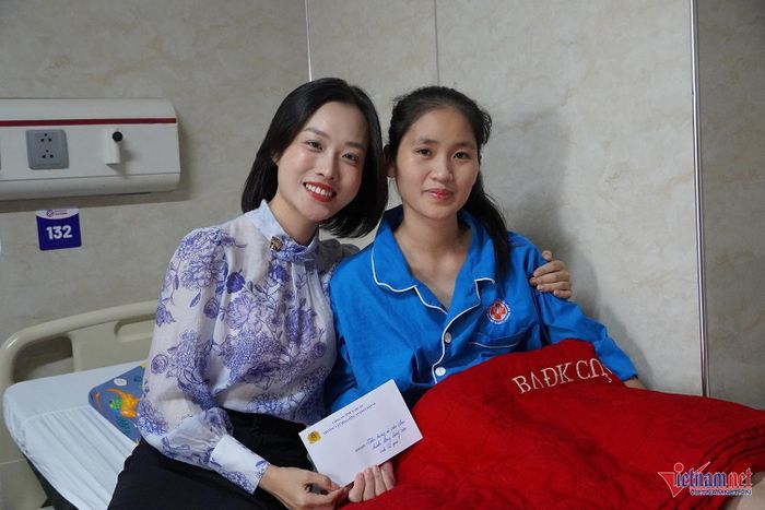 Hiệu phó Trường Văn hóa Công an nhân dân VI Lê Diệu Thuý thăm hỏi, động viên cô Hiền. Ảnh: T.T