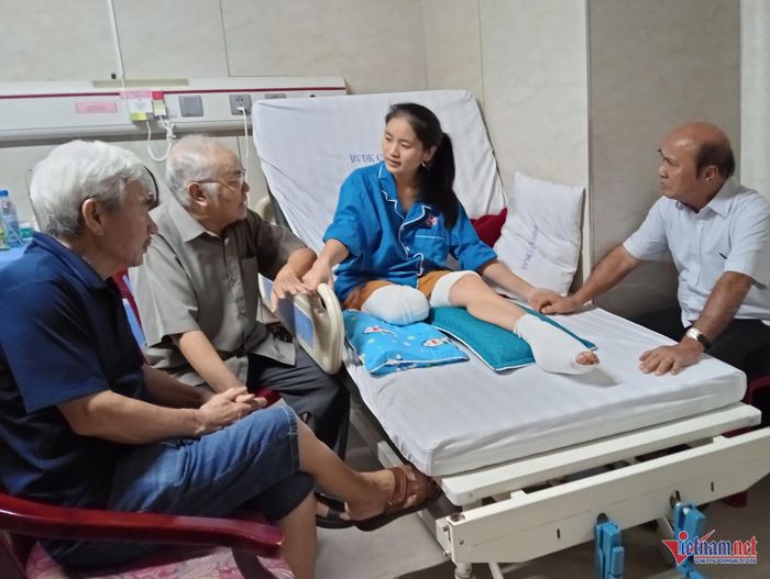 3 cán bộ từng công tác trong ngành giáo dục Nghệ An đến thăm cô Hiền. Ảnh: Phạm Đức