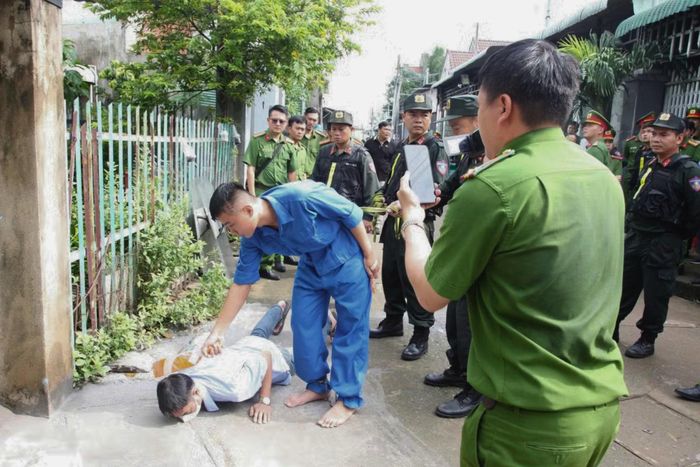 Lực lượng chức năng thực nghiệm lại hiện trường vụ án. Ảnh: CACC