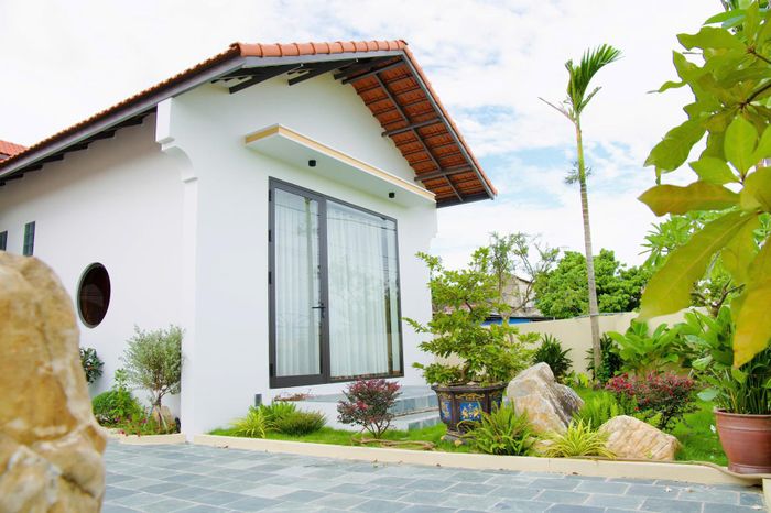 Khu vực sân trước tràn ngập sắc xanh của cây cối