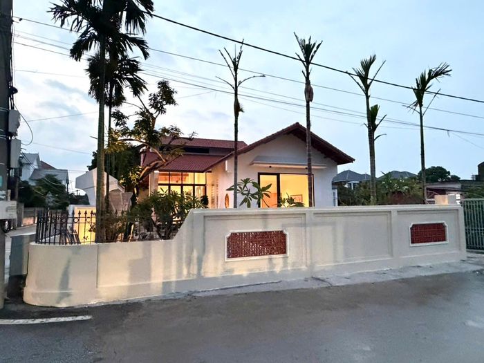Ngôi nhà có mặt tiền hướng ra đường lớn