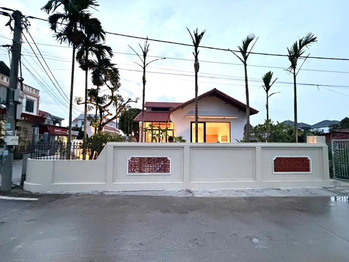 Ngôi nhà được xây mới hoàn toàn, từ giai đoạn khởi công đến khi hoàn thiện và đưa vào sử dụng mất khoảng 5 tháng