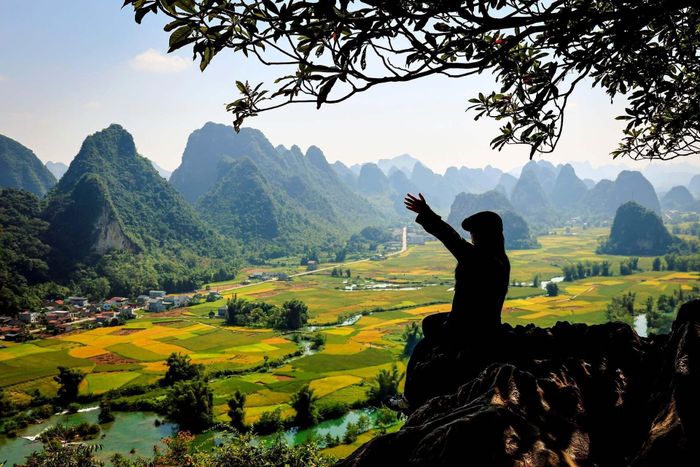 Tháng 9-10, nơi đây vào mùa lúa chín vàng ruộm, tiết trời mát mẻ, rất dễ chịu