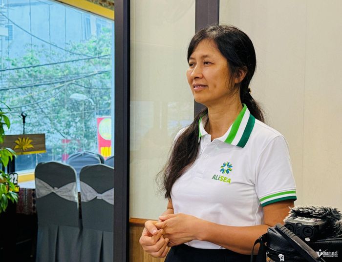 Tiến sĩ nông học Phạm Thị Thu Hương: " Việc bà con người Mông và anh A Cao kiên trì không dùng thuốc trừ cỏ, tự chế biến dung dịch vi sinh thảo mộc từ củ riềng, tam thất và ứng dụng hệ thống tưới nhỏ giọt tiết kiệm nước là một sáng tạo rất giá trị". Ảnh: Bình Minh