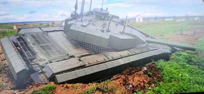 Xe tăng không người lái Shturm (xe tăng robot Shturm) mắc kẹt. Ảnh: defence-blog.com