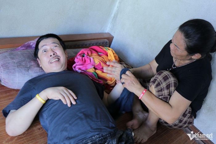 Sau vụ tai nạn, anh Nguyên phải nhờ người thân chăm sóc. Ảnh: Thanh Hải