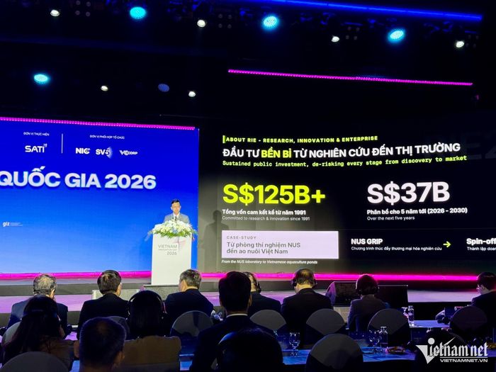 Ông Edward Lim, Giám đốc Quốc gia NUS Enterprise, Đại học Quốc gia Singapore chia sẻ kinh nghiệm nuôi dưỡng hệ sinh thái đổi mới sáng tạo, sáng 4/10. Ảnh: Du Lam