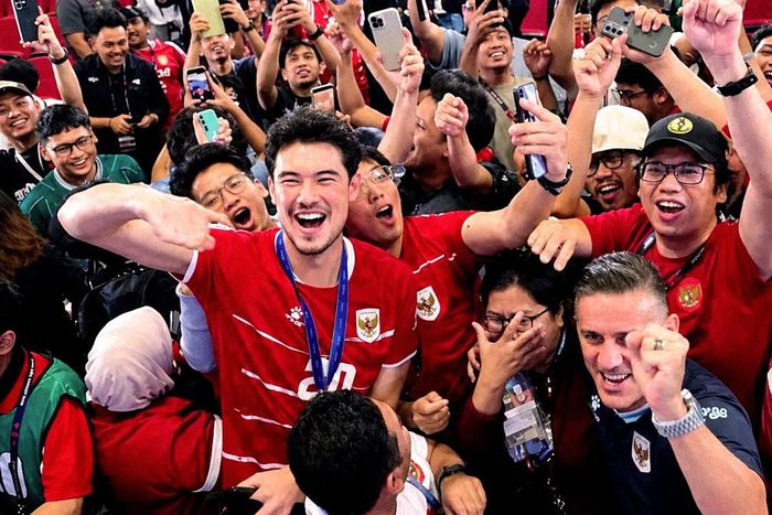 Baggott và HLV Herdman trong vòng vây người hâm mộ Indonesia. Ảnh: Bola