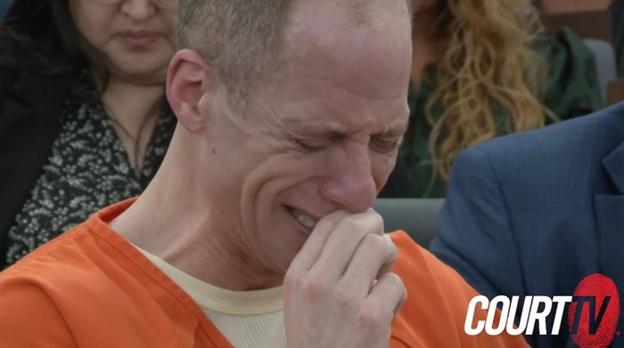  Caleb Flynn bật khóc tại toà khi nghe lời đau xót của hai con. Ảnh: Court TV 