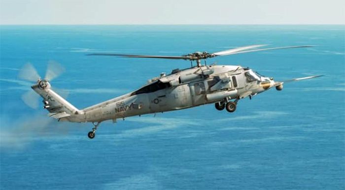 Trực thăng MH-60S của Hải quân Mỹ phóng APKWS trong một cuộc tập luyện kiểm tra năng lực tác chiến bằng đạn thật. Ảnh: Roya News