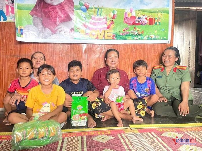 Công an xã Chư A Thai đến thăm hỏi, động viên gia đình ông Nay Glip. Ảnh: Trần Hoàn
