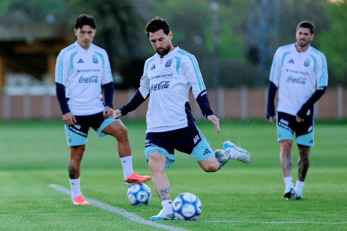 Messi tập luyện trước trận đấu chia tay Argentina. Ảnh: AFA