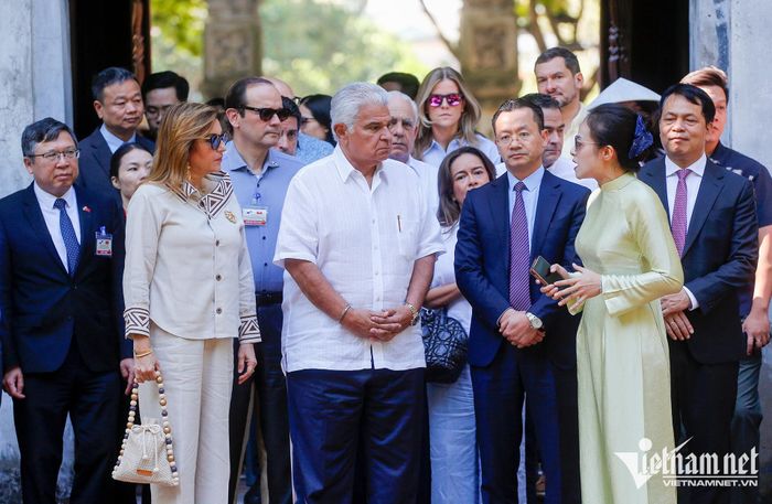Chuyến thăm Văn Miếu - Quốc Tử Giám của đoàn trong tiết trời thu mát dịu, có nắng vàng