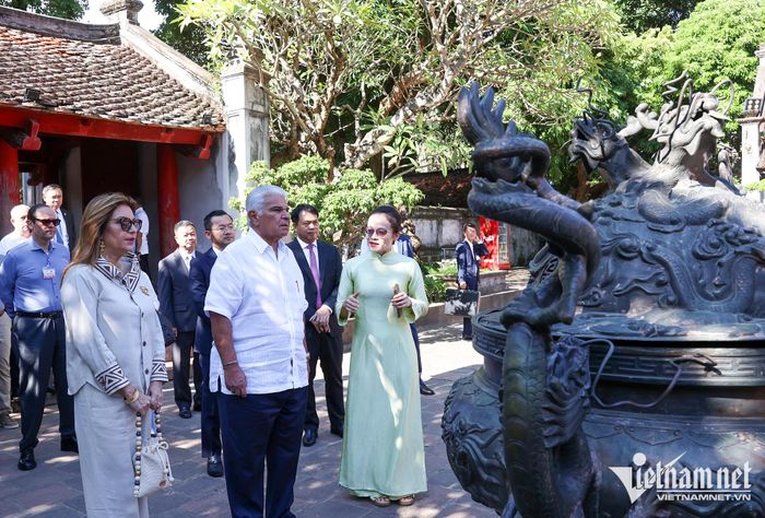 Với kiến trúc cổ kính và không gian trầm mặc, nơi đây là biểu tượng của truyền thống hiếu học và trở thành điểm đến thu hút du khách khám phá văn hóa Việt