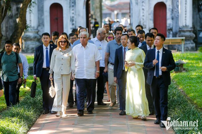 Văn Miếu – Quốc Tử Giám là nơi lưu giữ những dấu ấn về văn hóa, lịch sử của Thủ đô Hà Nội nghìn năm văn hiến. Nơi đây là điểm đến du lịch hấp dẫn, thu hút du khách trong và ngoài nước