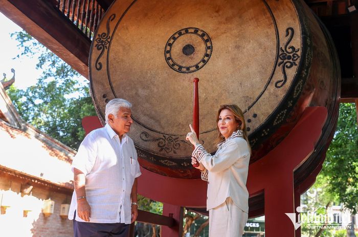 Tổng thống Panama và phu nhân thích thú đánh trống Sấm trong Văn Miếu