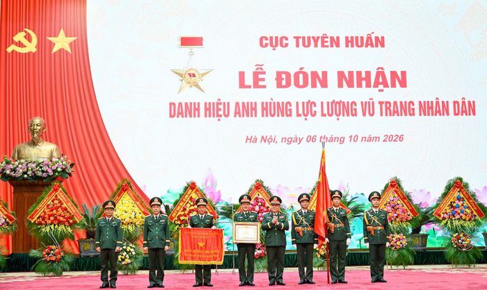 Đại tướng Nguyễn Trọng Nghĩa, Chủ nhiệm Tổng cục Chính trị QĐND Việt Nam trao danh hiệu Anh hùng Lực lượng vũ trang nhân dân tặng Cục Tuyên huấn. Ảnh: Minh Nhật