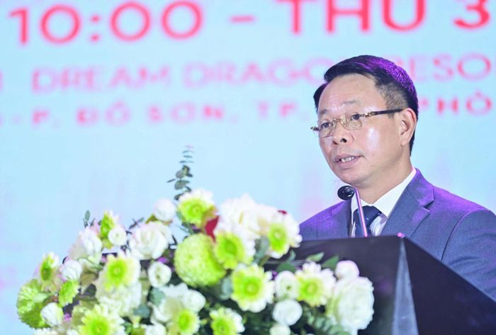 Nhà báo Phùng Công Sưởng - Tổng Biên tập Báo Tiền Phong, hoa hậu Trúc Linh, ông Bùi Minh Thành - Phó Trưởng BTC cuộc thi HHVN 2026 tại họp báo.