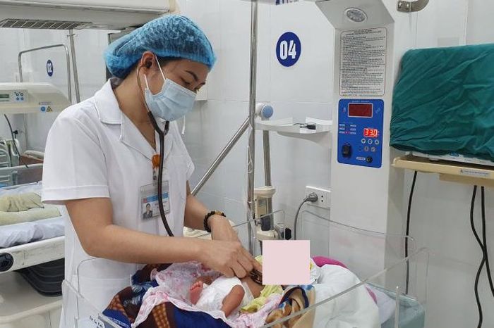 Bác sĩ theo dõi sức khỏe cho trẻ. Ảnh: BVCC.