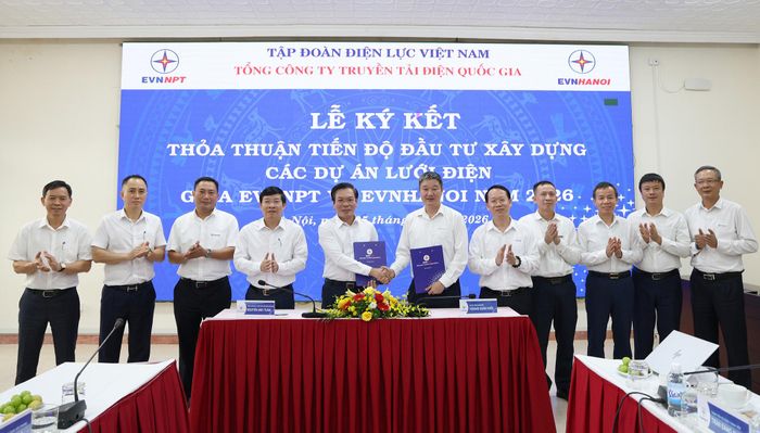 Lãnh đạo 2 Tổng công ty trao thỏa thuận tiến độ đầu tư xây dựng lưới điện sau khi ký kết