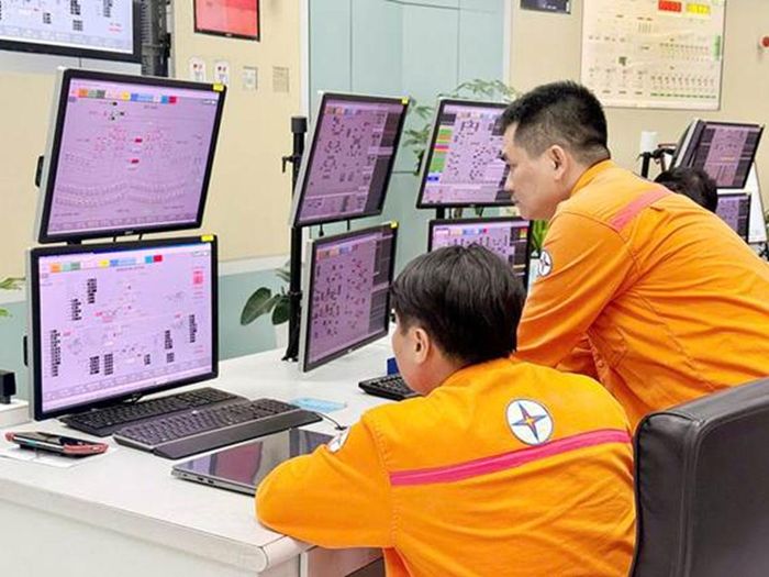 Kỹ sư vận hành hệ thống điều khiển tại Trung tâm Điện lực Duyên Hải - nơi các giải pháp tối ưu và hỗ trợ điều khiển như SmartPID Tuner có thể phát huy hiệu quả trong thực tiễn vận hành