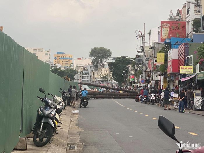 Giao thông trên đường Bùi Hữu Nghĩa tê liệt do khối sắt nằm chắn ngang. Ảnh: Tuấn Hùng