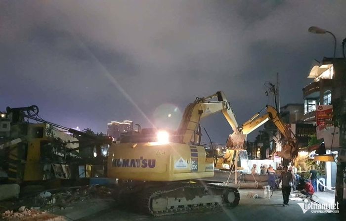 Xe múc hạng nặng được huy động đến để khắc phục sự cố. Giao thông trên tuyến đường Bùi Hữu Nghĩa vẫn bị phong tỏa. Ảnh: N.S