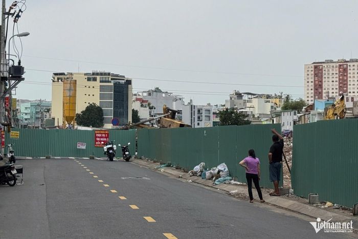 Lực lượng chức năng rào chắn, tạm thời phong tỏa đường Bùi Hữu Nghĩa. Ảnh: Tuấn Hùng 