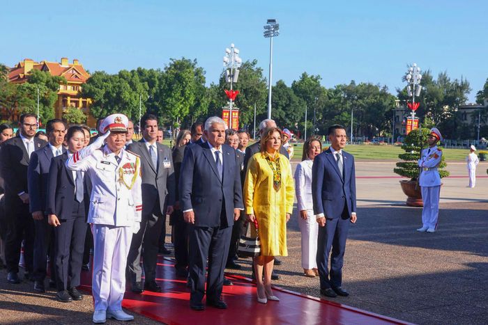Tổng thống Panama José Raúl Mulino Quintero và phu nhân đặt vòng hoa, vào Lăng viếng Chủ tịch Hồ Chí Minh