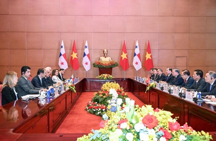 Hội đàm cấp cao giữa hai nước. Đây là chuyến thăm chính thức đầu tiên của Tổng thống José Raúl Mulino tới Việt Nam, đánh dấu một cột mốc lịch sử trong quan hệ giữa hai nước.