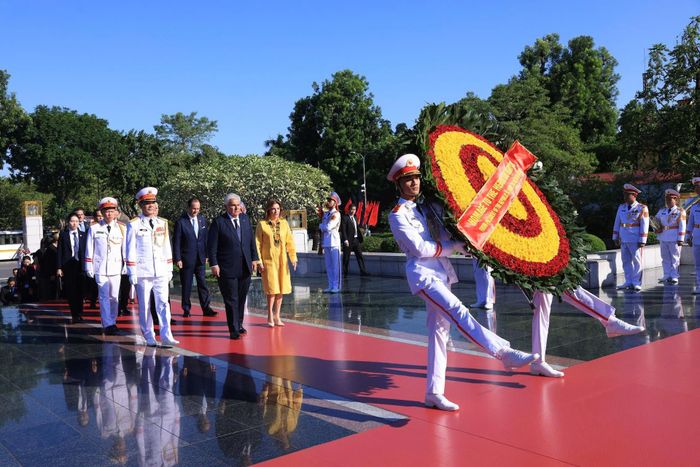 Tổng thống Panama José Raúl Mulino Quintero và phu nhân đặt vòng hoa tại Đài tưởng niệm các Anh hùng liệt sĩ ở đường Bắc Sơn