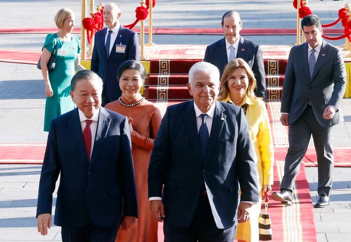 Tổng Bí thư, Chủ tịch nước Tô Lâm và phu nhân cùng Tổng thống Panama và phu nhân tại lễ đón. Ảnh: TTXVN