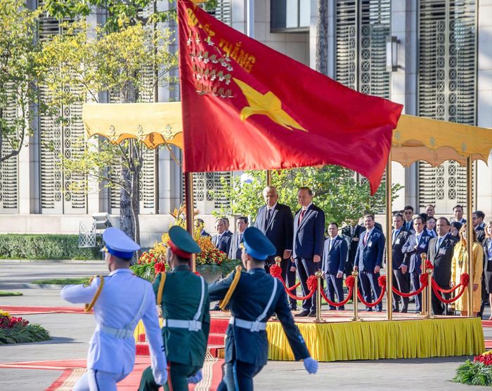 Đội danh dự diễu binh chào đón Tổng thống Panama và phu nhân