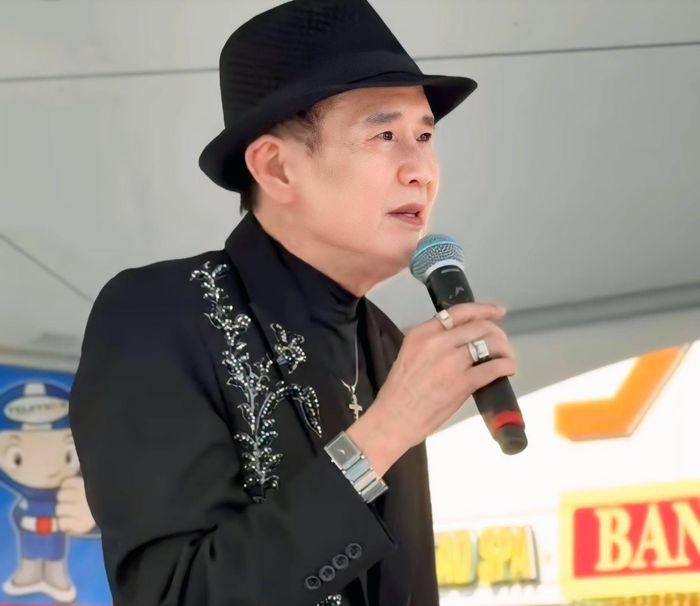 Danh ca Tuấn Vũ trẻ trung ở tuổi U70.