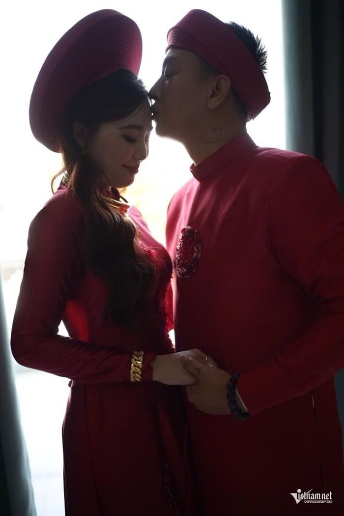 Vợ chồng Hoài Lâm thân mật bên nhau.