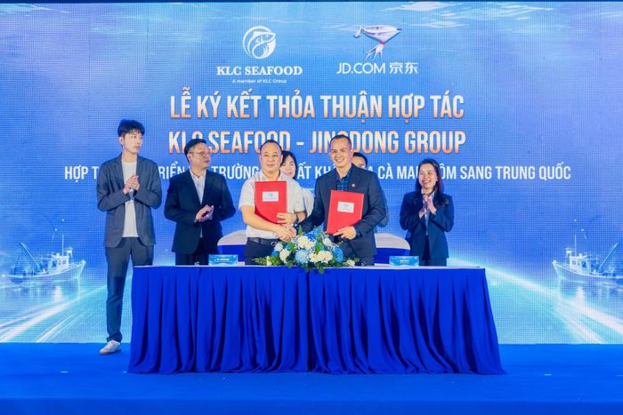 Đại diện KLC Seafood và Jingdong Group ký kết thỏa thuận hợp tác phát triển thị trường, mở rộng kết nối thủy sản Việt Nam với thị trường Trung Quốc.