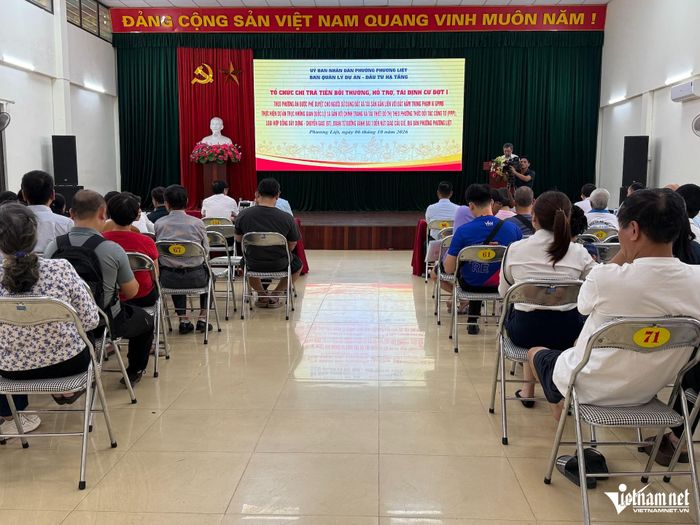 Đại diện UBND phường Phương Liệt thông tin về việc chi trả đền bù tới người dân. Ảnh: Kiều Oanh